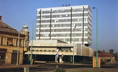 Magyarország, Miskolc, Petőfi tér a Szeles utcáról nézve, balra a Kazinczy Ferenc utca torkolata., 1975, Balázs Lajos, színes, felirat, utcakép, lámpaoszlop, jelzőtábla, modern építészet, Fortepan #53321