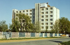 Magyarország, Hajdúszoboszló, József Attila utca 5-7. Hotel Délibáb., 1975, Balázs Lajos, színes, panelház, kerítés, Skoda 100, Fortepan #53334