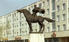 Magyarország, Hajdúszoboszló, Hősök tere, Bocskai István lovasszobra (Marton László, 1972.)., 1975, Balázs Lajos, színes, lovas szobor, modern építészet, neon felirat, sorház, Bocskai István-ábrázolás, Fortepan #53335