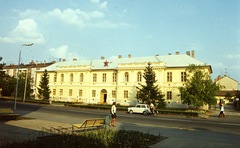 Magyarország, Hajdúszoboszló, Hősök tere, Tanácsháza., 1975, Balázs Lajos, kerékpár, utcabútor, színes, Trabant-márka, utcakép, vörös csillag, Trabant 601, szemetes, kerékpár tároló, Fortepan #53336