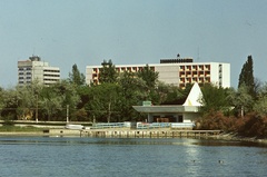 Magyarország, Hajdúszoboszló, a strand parkja a csónakázótóval. Háttérben a SZOT Béke Gyógyüdülő., 1976, Balázs Lajos, színes, tó, modern építészet, Fortepan #53349