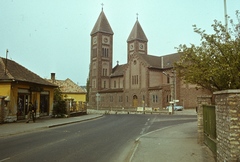 Magyarország, Balatonfüred, Krisztus Király templom (Vörös templom) az Ady Endre utcáról nézve., 1976, Balázs Lajos, templom, színes, útkereszteződés, utcakép, torony, neoromán építészet, Fábián Gáspár-terv, Fortepan #53350