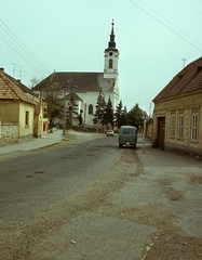 Magyarország, Balatonfüred, Siske utca, Fehér templom., 1976, Balázs Lajos, templom, színes, utcakép, Lada-márka, Nysa-márka, Fortepan #53351