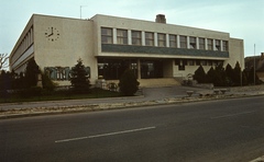 Magyarország, Balatonfüred, Ady Endre utca 40., Lóczy Lajos gimnázium., 1976, Balázs Lajos, iskola, színes, óra, gimnázium, dombormű, modern építészet, Fortepan #53352