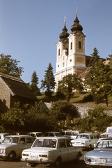 Magyarország,Balaton, Tihany, Kossuth Lajos utca, szemben a mai Borsos Miklós tér, fent a Bencés Apátság., 1974, Balázs Lajos, templom, színes, német gyártmány, szovjet gyártmány, Skoda-márka, Moszkvics-márka, Wartburg-márka, Ford-márka, parkoló, barokk-stílus, automobil, rendszám, Skoda 100, Moszkvics 408, Wartburg 353, kolostor, bencés rend, Wittwer Márton-terv, Ford Taunus P3, Fortepan #53361