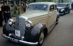 Magyarország, Balatonfüred, Zákonyi Ferenc utca, parkoló a Tátra lépcsőnél. Mercedes-Benz W136 170S és Mercedes-Benz W187 220 B Cabriolet típusú személygépkocsi, a Sopron-Balaton Veterán Rallye résztvevői., 1979, Balázs Lajos, színes, német gyártmány, Mercedes-márka, automobil, Mercedes W136, rendszám, Mercedes 220, Fortepan #53362