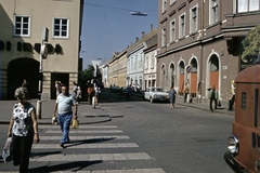 Magyarország, Székesfehérvár, Ady Endre utca a Fő (Március 15.) utcából nézve., 1977, Balázs Lajos, színes, szovjet gyártmány, GAZ-márka, IFA-márka, automobil, GAZ 24 Volga, utcanévtábla, gyalogátkelő, Fortepan #53369