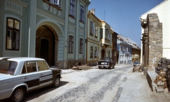 Magyarország, Székesfehérvár, Megyeház (Csók István) utca, balra a 8. sz. a Posgay-ház., 1980, Balázs Lajos, színes, szovjet gyártmány, utcakép, Lada-márka, kockakő, automobil, GAZ 24 Volga, Fortepan #53371