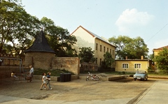 Magyarország, Hajdúszoboszló, Kálvin tér, erődfalmaradvány és sarokbástya., 1975, Balázs Lajos, játszótér, színes, hinta, Wartburg-márka, gyerekek, kuka, robogó, Wartburg 353, bástya, Riga-márka, Fortepan #53377