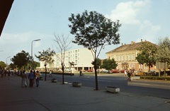 Magyarország, Hajdúszoboszló, Hősök tere. Jobbra a Bástya (egykor Bika) szálló, ma Nelson Hotel épülete., 1975, Balázs Lajos, kerékpár, színes, utcakép, lovas szobor, kerékpár tároló, Bocskai István-ábrázolás, Fortepan #53378