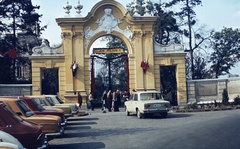 Magyarország,Balaton, Keszthely, Festetics-kastély., 1979, Balázs Lajos, színes, zászló, szovjet gyártmány, Zastava-márka, felirat, Lada-márka, május 1, múzeum, barokk-stílus, címer, palota, automobil, rendszám, Polski Fiat 125p, VAZ 2101, Viktor Rumpelmayer-terv, Gustav Haas-terv, Maximilian Paschkisch-terv, Fortepan #53386