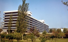 Magyarország, Balatonfüred, Hotel Annabella a Tagore sétány felől., 1979, Balázs Lajos, színes, szálloda, modern építészet, Fortepan #53392