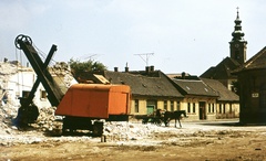 Magyarország, Óbuda, Budapest III., Kiskorona (Magyar Lajos) utca. Szemben a Korona (Dugovics Titusz) tér 1., Krúdy-ház, ma a Magyar Kereskedelmi és Vendéglátóipari Múzeum épülete. Háttérben a Szent Péter és Pál-templom., 1973, Balázs Lajos, templom, színes, épületbontás, lovaskocsi, építkezés, rom, antenna, markológép, utcanévtábla, Budapest, Fortepan #53400