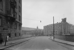 Magyarország, Budapest I., Várfok utca - Vérmező út sarok a Várfok utca felől, a Postapalotával., 1957, UVATERV, templom, utcakép, buszmegálló, Budapest, Fortepan #5341