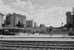 Magyarország, Budapest XII.,Budapest I.,Budapest II., Széll Kálmán (Moszkva) tér a Vérmező út és a Várfok utca találkozása felé nézve, előtérben a Gomba., 1957, UVATERV, villamosmegálló, Budapest, postahivatal, Sándy Gyula-terv, Fortepan #5344