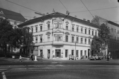 Magyarország, Budapest II., Török utca - Margit utca sarok a Margit körút (Mártírok útja) felől nézve., 1960, UVATERV, cégtábla, teherautó, utcakép, életkép, jelzőlámpa, rendőr, lámpaoszlop, kézműipar, posta, rendszám, cipész, Robur Garant, Budapest, Fortepan #5348