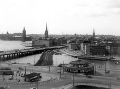 Svédország, Stockholm, előtérben a Södermalmstorg, szemben balról a Kungsholmen, a Riddarholmen és a Stadsholmen., 1960, Gwen Jones, vasút, templom, híd, villamos, látkép, Fortepan #53520