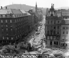 Magyarország, Budapest V., Kossuth Lajos utca az Astoria kereszteződés felől a metróépítésekor. Előtérben az aluljáró építésénél felhasznált Zagyva híd., 1963, UVATERV, autóbusz, építkezés, teherautó, látkép, metróépítés, Budapest, Fortepan #5353