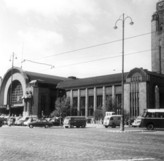 Finnország, Helsinki, Központi pályaudvar., 1960, Gwen Jones, csehszlovák gyártmány, Skoda-márka, Volkswagen-márka, lámpaoszlop, pályaudvar, mikrobusz, Skoda Octavia, Volkswagen Typ2, Nemzeti Romantika, Eliel Saarinen-terv, Fortepan #53530