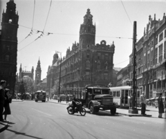 Magyarország, Budapest V., Ferenciek tere (Felszabadulás tér)., 1957, UVATERV, közlekedés, híd, autóbusz, motorkerékpár, magyar gyártmány, szobor, teherautó, Ikarus-márka, Csepel-márka, villamos, Ikarus 60, villamosmegálló, Csepel D-352, Pázmány Péter-ábrázolás, Budapest, Kherndl Antal-terv, Czekelius Aurél-terv, Fortepan #5355