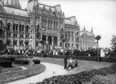 Magyarország, Budapest V., Kossuth Lajos (Országház) tér, tábori szentmise a Parlament előtt 1915. május 30-án, a "Könyörgő körmenet fegyvereink győzelméért" rendezvény egyik helyszínén., 1915, Szabó Lóránt, első világháború, zászló, Steindl Imre-terv, országház, neogótika, eklektikus építészet, Budapest, Fortepan #53601