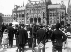 Magyarország, Budapest V., Kossuth Lajos (Országház) tér, tábori szentmise a Parlament előtt 1915. május 30-án, a "Könyörgő körmenet fegyvereink győzelméért" rendezvény egyik helyszínén., 1915, Szabó Lóránt, első világháború, épített örökség, zászló, Steindl Imre-terv, sokadalom, országház, neogótika, eklektikus építészet, Budapest, Fortepan #53602