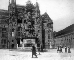 Magyarország, budai Vár, Budapest I., Szentháromság tér, Szentháromság-szobor, mögötte a Pénzügyminisztérium., 1914, Szabó Lóránt, épített örökség, tér, középület, neogótika, szentháromság szobor, Budapest, szoborcsoport, Fellner Sándor-terv, Fortepan #53612