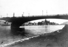 Magyarország, Budapest V.,Budapest II., Margit híd és a Parlament a budai alsó rakpartról nézve., 1914, Szabó Lóránt, híd, Steindl Imre-terv, országház, neogótika, eklektikus építészet, Budapest, Fortepan #53626