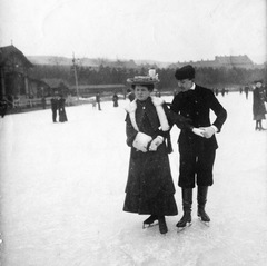 Hungary, Budapest XII.,Budapest II., Széll Kálmán tér, a fák felett az akkori Krisztina körút házainak tetőzete látszik (később e házak részben a Széll Kálmán térhez tartoznak)., 1910, Szabó Lóránt, skating, Budapest, Fortepan #53640