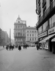 Magyarország, Budapest V., Károly (Tanács) körút 2., 4. a Rákóczi út (Extra áruház) felől fényképezve., 1962, UVATERV, kirakat, forgalom, cégtábla, utcakép, életkép, villamos, gyógyszertár, lámpaoszlop, furgon, fényképész, Budapest, napellenző, Fortepan #5367