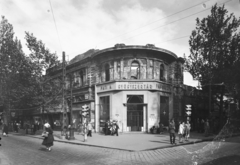 Magyarország, Budapest VIII., Astoria kereszteződés, Rákóczi út - Múzeum körút sarok., 1953, UVATERV, cégtábla, jelzőlámpa, gyógyszertár, Budapest, Fortepan #5368