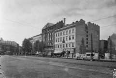 Magyarország, Budapest V., a Kálvin tér házsora a Vámház (Tolbuhin) körút felé nézve, jobbra a Kecskeméti utcai saroktelek., 1953, UVATERV, forgalom, autóbusz, cégtábla, lovaskocsi, utcakép, fogat, buszmegálló, tűzfal, lámpaoszlop, kézikocsi, fényképész, rövidáru, Budapest, Fortepan #5370