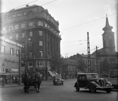 Magyarország, Budapest IX., Kálvin tér, szemben az Üllői út és a Ráday utca közötti bérpalota, jobbra a református templom., 1954, UVATERV, cégtábla, ló, lovaskocsi, utcakép, Skoda-márka, fogat, automobil, Skoda 1101/1102 Tudor, rendszám, Budapest, Fortepan #5371