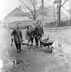 Szlovákia, Fülek, vasgyűjtő gyerekek az ulica Rázusova-n, jobbra a Szent Anna szobor a ferences templomnál., 1959, Zsanda Zsolt, Vajszada Károly, Csehszlovákia, talicska, fémgyűjtés, Fortepan #53711