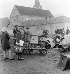 Szlovákia, Fülek, vasgyűjtő gyerekek az ulica Vajanského és az ulica Trhova (Piac utca) sarkánál. Háttérben a katolikus templom., 1959, Zsanda Zsolt, Vajszada Károly, Csehszlovákia, fémgyűjtés, Fortepan #53713