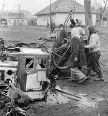 Szlovákia, Fülek, vasgyűjtő gyerekek az ulica Vajanského és az ulica Trhova (Piac utca) sarkánál., 1959, Zsanda Zsolt, Vajszada Károly, Csehszlovákia, fémgyűjtés, Fortepan #53716