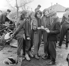 Szlovákia, Fülek, vasgyűjtő gyerekek az ulica Vajanského és az ulica Trhova (Piac utca) sarkánál., 1959, Zsanda Zsolt, Vajszada Károly, Csehszlovákia, fémgyűjtés, Fortepan #53717