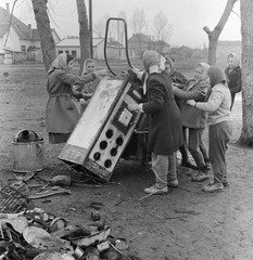 Szlovákia, Fülek, vasgyűjtő gyerekek az ulica Vajanského és az ulica Trhova (Piac utca) sarkánál., 1959, Zsanda Zsolt, Vajszada Károly, Csehszlovákia, fémgyűjtés, Fortepan #53718