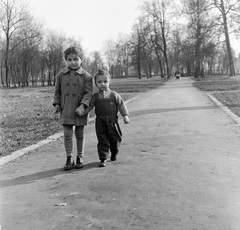 Szlovákia, Fülek, városi park., 1959, Zsanda Zsolt, Vajszada Károly, Csehszlovákia, gyerekek, Fortepan #53720