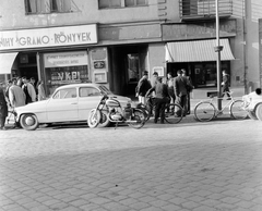 Szlovákia, Losonc, ulica Tomása Garrigue Masaryka 19., 1959, Zsanda Zsolt, Vajszada Károly, Csehszlovákia, kerékpár, motorkerékpár, könyvesbolt, Skoda-márka, automobil, Skoda Octavia, Jawa-márka, napellenző, kétnyelvű felirat, utcakép, Fortepan #53726