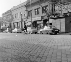 Szlovákia, Losonc, ulica Tomása Garrigue Masaryka., 1959, Zsanda Zsolt, Vajszada Károly, Csehszlovákia, kerékpár, könyvesbolt, Skoda-márka, Skoda Octavia, kétnyelvű felirat, utcakép, automobil, Fortepan #53727