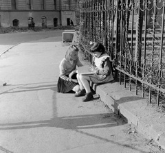 Szlovákia, Losonc, Kubínyiho námestie, a református templom keritése, szemben az ulica J. Kármána., 1959, Zsanda Zsolt, Vajszada Károly, Csehszlovákia, lány, Fortepan #53728