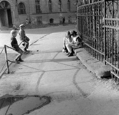 Szlovákia, Losonc, Kubínyiho námestie, a református templom keritése, szemben az ulica J. Kármána., 1959, Zsanda Zsolt, Vajszada Károly, Csehszlovákia, gyerekek, Fortepan #53729