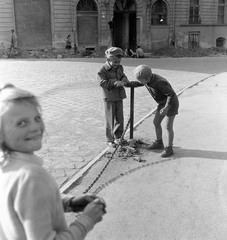 Szlovákia, Losonc, Kubínyiho námestie a református templom előtt, szemben az ulica J. Kármána., 1959, Zsanda Zsolt, Vajszada Károly, Csehszlovákia, gyerekek, Fortepan #53730