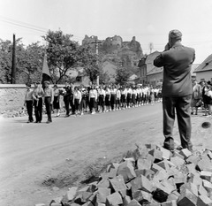 Szlovákia, Fülek, ulica Biskupická (Püspöki utca), háttérben a vár., 1959, Zsanda Zsolt, Vajszada Károly, Csehszlovákia, úttörő, várrom, Fortepan #53739