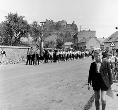 Szlovákia, Fülek, ulica Biskupická (Püspöki utca), háttérben a vár., 1959, Zsanda Zsolt, Vajszada Károly, Csehszlovákia, úttörő, várrom, Fortepan #53741