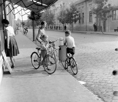 Szlovákia, Losonc, ulica Zeleznicná a vasútállomás felől nézve., 1959, Zsanda Zsolt, Vajszada Károly, Csehszlovákia, kerékpár, utcakép, napellenző, tejeskanna, Fortepan #53747