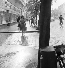 Slovakia, Lučenec, ulica Tomása Garrigue Masaryka, balra az ulica Jána Amosa Komenského torkolata., 1959, Zsanda Zsolt, Vajszada Károly, Czechoslovakia, bicycle, street view, clothing store, bilingual sign, Fortepan #53758