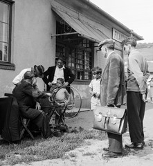 Slovakia, Fiľakovo, vasúti megállóhely., 1959, Zsanda Zsolt, Vajszada Károly, Czechoslovakia, train station, knife-grinder, place-name signs, Fortepan #53768