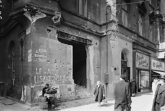 Magyarország, Budapest VII., Dob utca - Erzsébet (Lenin) körút sarok., 1957, UVATERV, reklám, kereskedelem, cégtábla, virág, Édességbolt, ruhaüzlet, Budapest, dombormű, graffiti, emléktábla, virágárus, golyónyom, Fortepan #5377